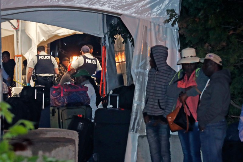  Καναδάς: Ο στρατός στήνει αντίσκηνα για πρόσφυγες από τις ΗΠΑ [εικόνες]  | iefimerida.gr 2