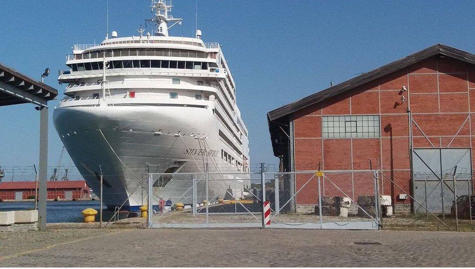 Το κρουαζιερόπλοιο Silver Spirit στη Θεσσαλονίκη: Επιβλητικό, σχεδόν 196 μέτρα [εικόνες] | iefimerida.gr 0