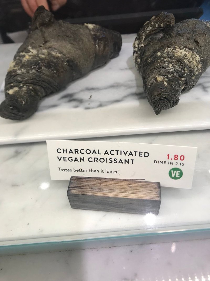 Εσείς θα τρώγατε το μαύρο κρουασάν με ενεργό άνθρακα; [εικόνες] | iefimerida.gr 0