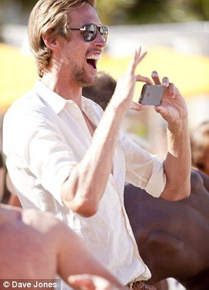 Η Αμπι Κλάνσι με μπικίνι αναστατώνει την Ιμπιζα [εικόνες] | iefimerida.gr 4