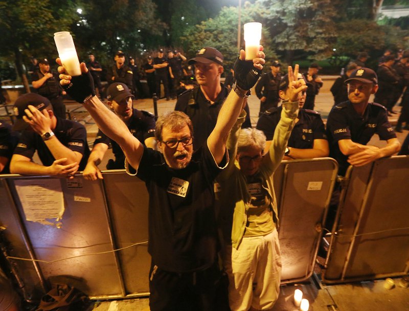 Μαζικές διαδηλώσεις στην Πολωνία για το «βρόγχο» της κυβέρνησης στην ανεξάρτητη Δικαιοσύνη [εικόνες]  | iefimerida.gr 0