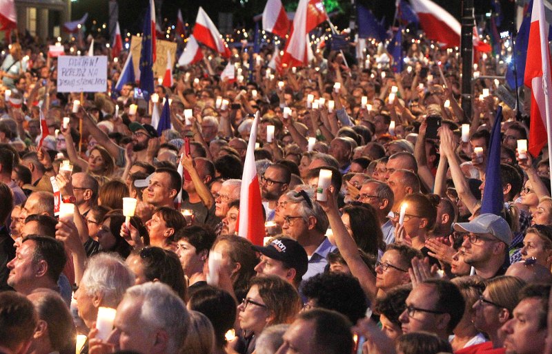 Μαζικές διαδηλώσεις στην Πολωνία για το «βρόγχο» της κυβέρνησης στην ανεξάρτητη Δικαιοσύνη [εικόνες]  | iefimerida.gr 1