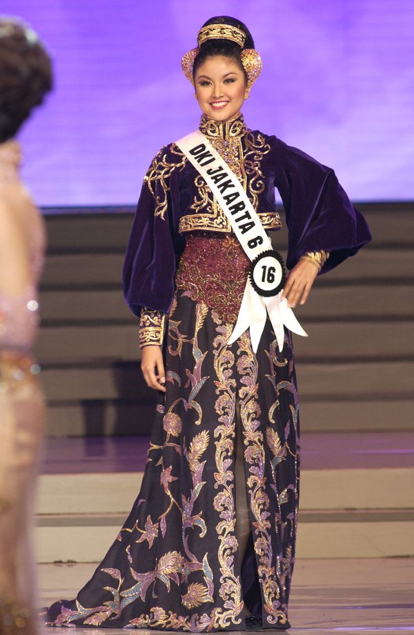 Η απίστευτη ιστορία της Μις Ινδονησία που έχασε την πτήση με το μοιραίο Airbus -Μαζί με 9 συγγενείς της [εικόνες] | iefimerida.gr 0