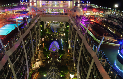 Τα 11 μεγαλύτερα κρουαζιερόπλοια του κόσμου -Με γήπεδα γκολφ και πάρκα με εκατοντάδες δένδρα, μοιάζουν με πλωτές πολιτείες [εικόνες] | iefimerida.gr 0