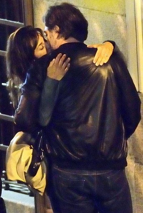 Δεν κρύβονται Πενέλοπε Κρουζ και Χαβιέ Μπαρδέμ: Καυτά φιλιά στη μέση του δρόμου [εικόνες] | iefimerida.gr 0