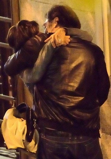 Δεν κρύβονται Πενέλοπε Κρουζ και Χαβιέ Μπαρδέμ: Καυτά φιλιά στη μέση του δρόμου [εικόνες] | iefimerida.gr 1