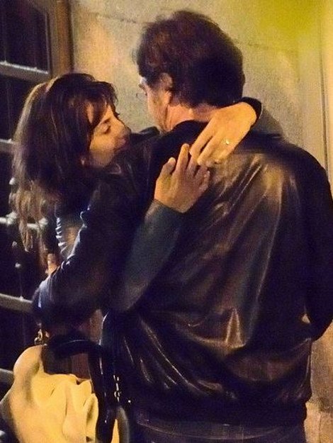 Δεν κρύβονται Πενέλοπε Κρουζ και Χαβιέ Μπαρδέμ: Καυτά φιλιά στη μέση του δρόμου [εικόνες] | iefimerida.gr 2