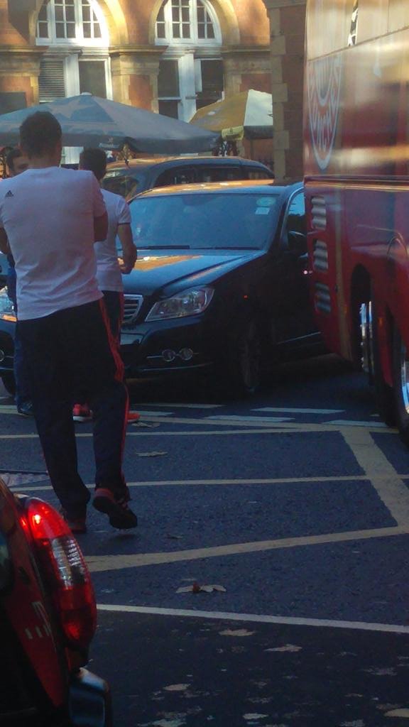 Τράκαρε το πούλμαν της Μπάγερν Μονάχου στο Λονδίνο – Eξαλλος ο Γκουαρντιόλα [εικόνες] | iefimerida.gr 2