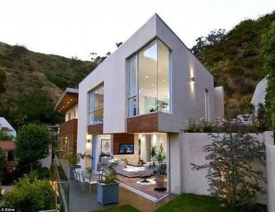 Η υπερπολυτελής βίλα που άφησε (τελικά) ο Χιου Χέφνερ στην τελευταία, νεότατη σύζυγό του [εικόνες] | iefimerida.gr 1