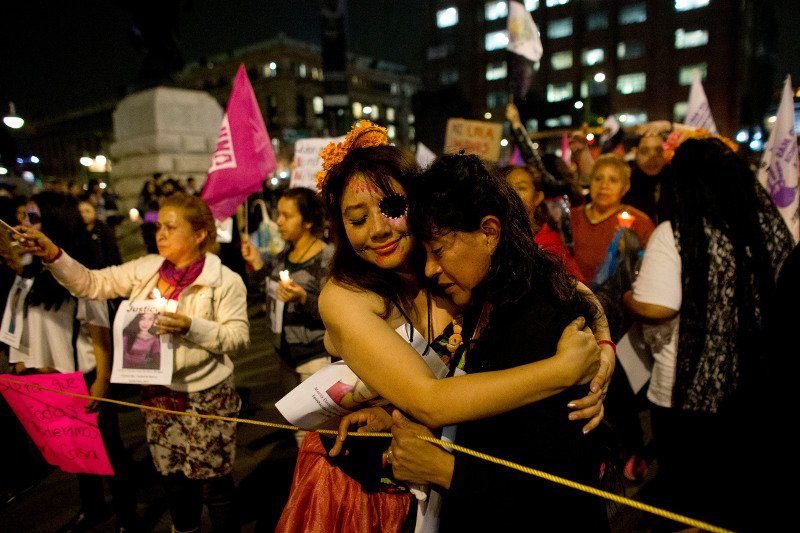 Στους δρόμους βγήκαν οι Μεξικανές για τις αυξανόμενες δολοφονίες γυναικών [εικόνες] | iefimerida.gr 5