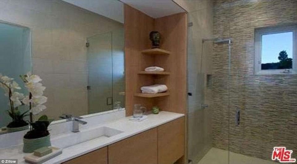 Η υπερπολυτελής βίλα που άφησε (τελικά) ο Χιου Χέφνερ στην τελευταία, νεότατη σύζυγό του [εικόνες] | iefimerida.gr 12