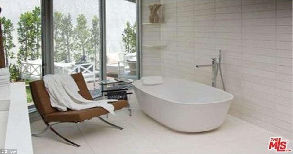 Η υπερπολυτελής βίλα που άφησε (τελικά) ο Χιου Χέφνερ στην τελευταία, νεότατη σύζυγό του [εικόνες] | iefimerida.gr 13