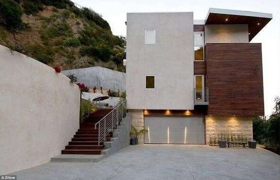 Η υπερπολυτελής βίλα που άφησε (τελικά) ο Χιου Χέφνερ στην τελευταία, νεότατη σύζυγό του [εικόνες] | iefimerida.gr 15