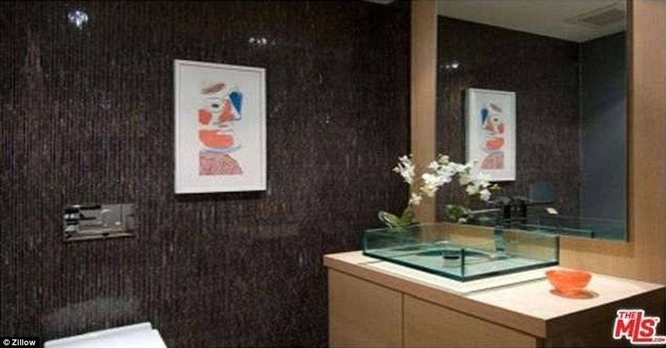 Η υπερπολυτελής βίλα που άφησε (τελικά) ο Χιου Χέφνερ στην τελευταία, νεότατη σύζυγό του [εικόνες] | iefimerida.gr 14