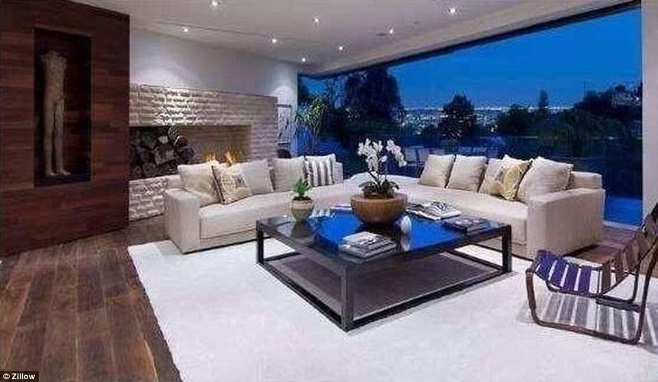 Η υπερπολυτελής βίλα που άφησε (τελικά) ο Χιου Χέφνερ στην τελευταία, νεότατη σύζυγό του [εικόνες] | iefimerida.gr 5