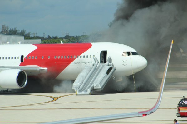 Τρόμος στις ΗΠΑ: Πήρε φωτιά αεροπλάνο στο αεροδρόμιο του Χόλιγουντ [εικόνες & βίντεο] | iefimerida.gr 2