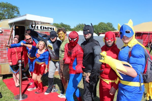 Ο πιο μικρός κινηματογράφος του κόσμου σε... τροχόσπιτο [εικόνες & βίντεο] | iefimerida.gr 7