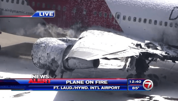 Τρόμος στις ΗΠΑ: Πήρε φωτιά αεροπλάνο στο αεροδρόμιο του Χόλιγουντ [εικόνες & βίντεο] | iefimerida.gr 3