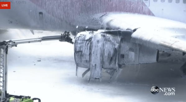 Τρόμος στις ΗΠΑ: Πήρε φωτιά αεροπλάνο στο αεροδρόμιο του Χόλιγουντ [εικόνες & βίντεο] | iefimerida.gr 0