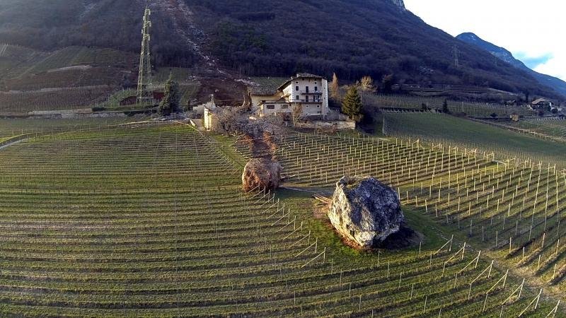 Τεράστιος ογκόλιθος γλιστράει από το βουνό και συντρίβει φάρμα στη Βόρεια Ιταλία -Αδιανόητες εικόνες | iefimerida.gr 0