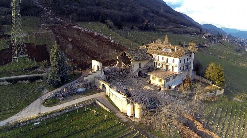 Τεράστιος ογκόλιθος γλιστράει από το βουνό και συντρίβει φάρμα στη Βόρεια Ιταλία -Αδιανόητες εικόνες | iefimerida.gr 1