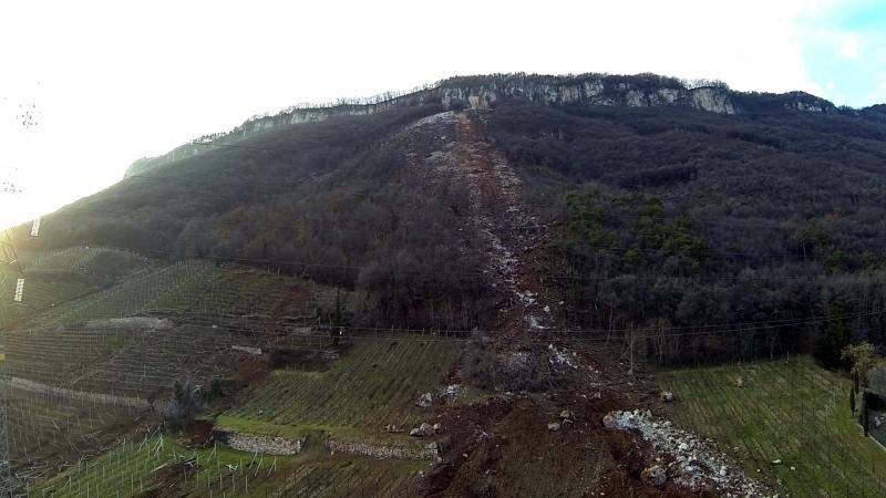 Τεράστιος ογκόλιθος γλιστράει από το βουνό και συντρίβει φάρμα στη Βόρεια Ιταλία -Αδιανόητες εικόνες | iefimerida.gr 2