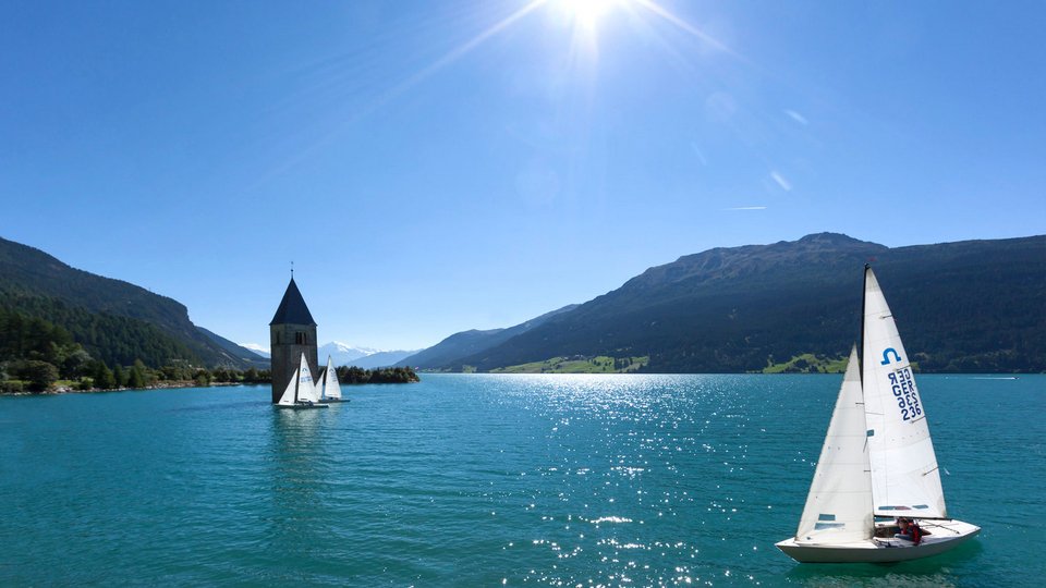 Βυθισμένη πολιτεία: Το χωριό που πνίγηκε κάτω από το νερό πριν 60 χρόνια -Μόνο το καμπαναριό έμεινε να προεξέχει [εικόνες] | iefimerida.gr 4