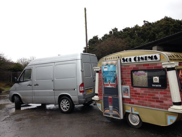 Ο πιο μικρός κινηματογράφος του κόσμου σε... τροχόσπιτο [εικόνες & βίντεο] | iefimerida.gr 9