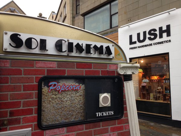 Ο πιο μικρός κινηματογράφος του κόσμου σε... τροχόσπιτο [εικόνες & βίντεο] | iefimerida.gr 3