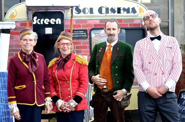 Ο πιο μικρός κινηματογράφος του κόσμου σε... τροχόσπιτο [εικόνες & βίντεο] | iefimerida.gr 8