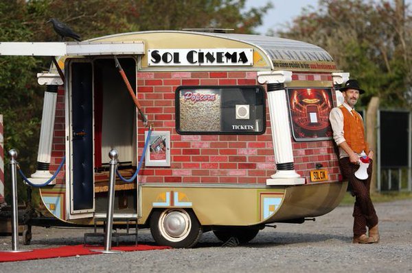 Ο πιο μικρός κινηματογράφος του κόσμου σε... τροχόσπιτο [εικόνες & βίντεο] | iefimerida.gr 10