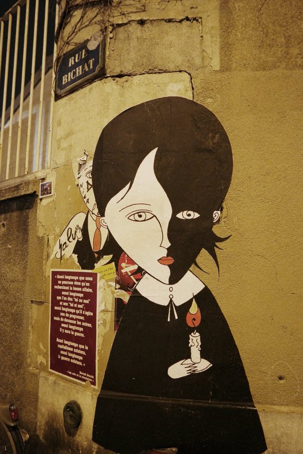 Πώς ένας καλλιτέχνης του δρόμου βοηθά το Παρίσι να επουλώσει τις πληγές του [εικόνες] | iefimerida.gr 2