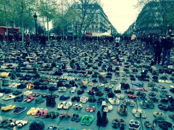 Παρίσι: Απαγορεύονται οι διαδηλώσεις, γέμισαν την πλατεία με άδεια παπούτσια [εικόνες & βίντεο] | iefimerida.gr 1