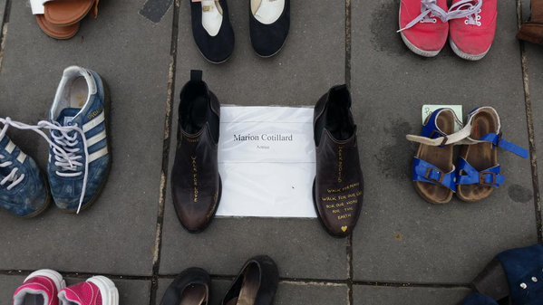 Παρίσι: Απαγορεύονται οι διαδηλώσεις, γέμισαν την πλατεία με άδεια παπούτσια [εικόνες & βίντεο] | iefimerida.gr 5