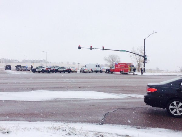 Πανικός στο Κολοράντο - Τέσσερις αστυνομικοί και αρκετοί πολίτες τραυματίες από άγνωστο σε κλινική [εικόνες & βίντεο] | iefimerida.gr 0