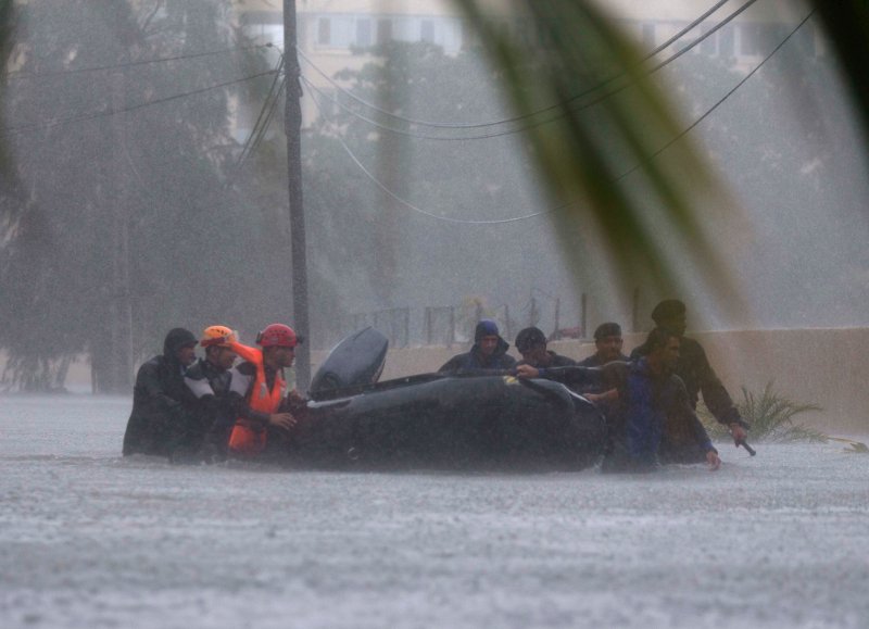 Απίστευτοι Βρετανοί: Παρτάρουν σε ισοπεδωμένες παραλίες από τον τυφώνα Ιρμα [εικόνες] | iefimerida.gr 0
