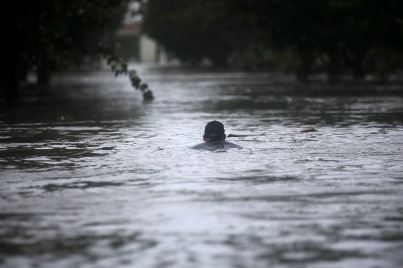 Απίστευτοι Βρετανοί: Παρτάρουν σε ισοπεδωμένες παραλίες από τον τυφώνα Ιρμα [εικόνες] | iefimerida.gr 1
