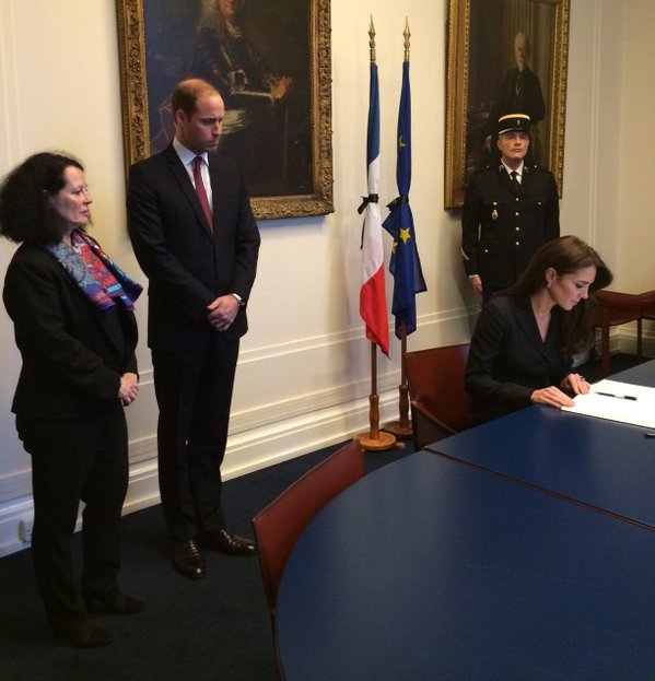 Γουίλιαμ και Κέιτ Μίντλετον στα μαύρα γράφουν μήνυμα συμπαράστασης για τα θύματα στο Παρίσι [εικόνες] | iefimerida.gr 1