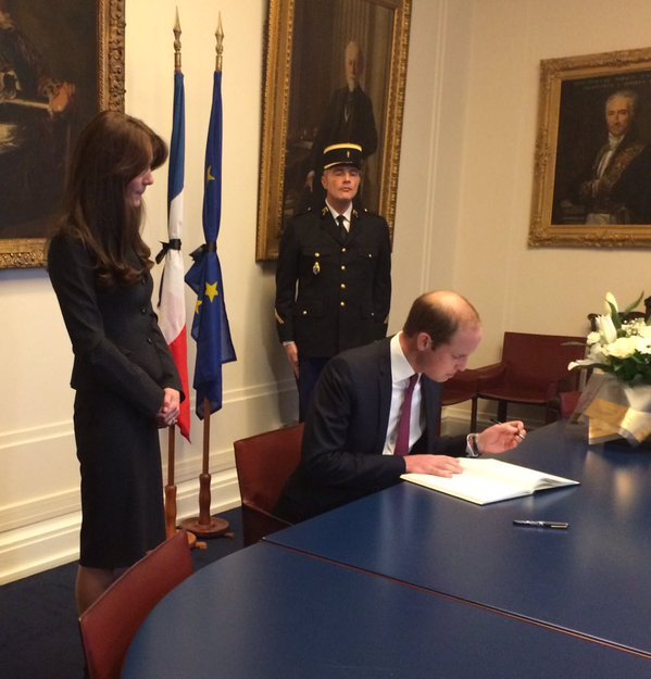 Γουίλιαμ και Κέιτ Μίντλετον στα μαύρα γράφουν μήνυμα συμπαράστασης για τα θύματα στο Παρίσι [εικόνες] | iefimerida.gr 2