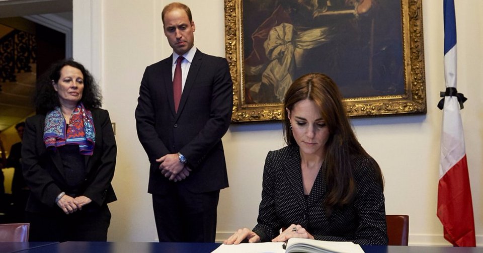 Γουίλιαμ και Κέιτ Μίντλετον στα μαύρα γράφουν μήνυμα συμπαράστασης για τα θύματα στο Παρίσι [εικόνες] | iefimerida.gr 4