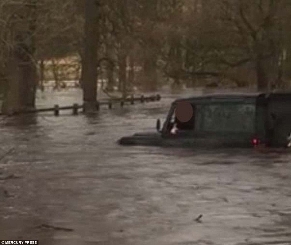 Εκανε μια βουτιά στην κουζίνα του -Πρωτοφανείς εικόνες από τις πλημμύρες στην Αγγλία [εικόνες] | iefimerida.gr 1