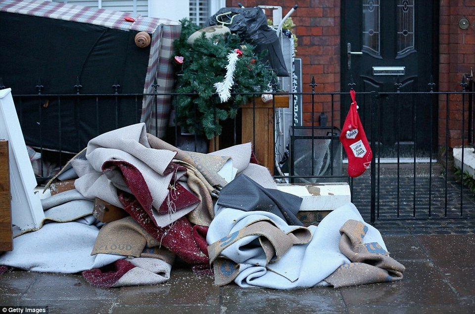 Εκανε μια βουτιά στην κουζίνα του -Πρωτοφανείς εικόνες από τις πλημμύρες στην Αγγλία [εικόνες] | iefimerida.gr 2