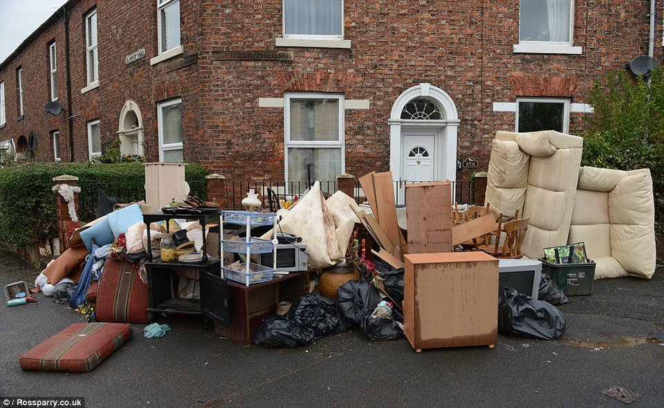 Εκανε μια βουτιά στην κουζίνα του -Πρωτοφανείς εικόνες από τις πλημμύρες στην Αγγλία [εικόνες] | iefimerida.gr 3
