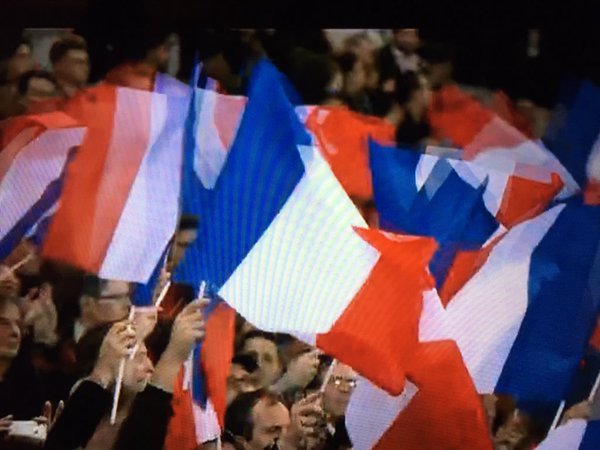 Παγκόσμια συγκίνηση στο Λονδίνο: Ολο το Γουέμπλεϊ τραγούδησε την Μασσαλιώτιδα [εικόνες & βίντεο] | iefimerida.gr 7