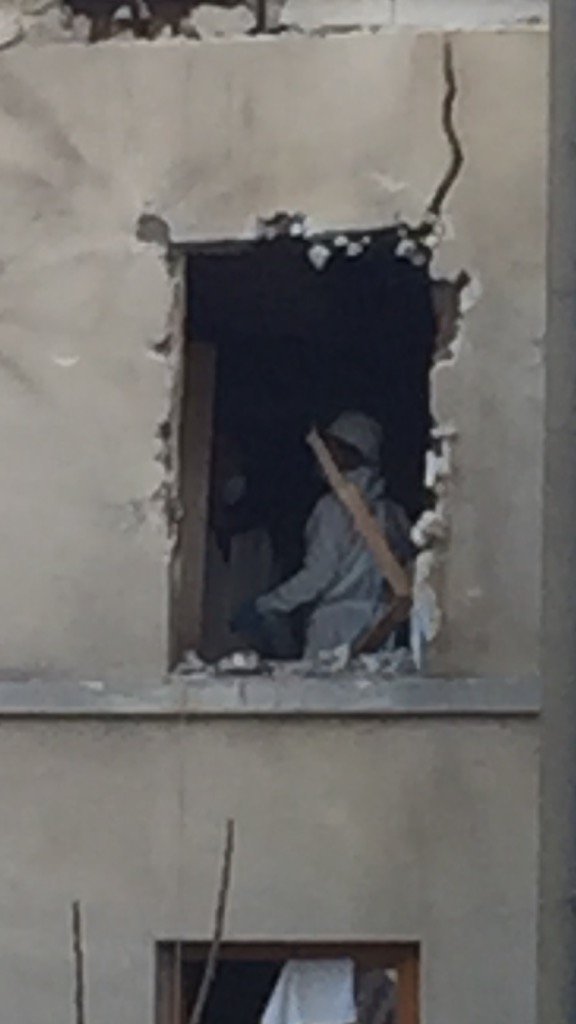 Το μισογκρεμισμένο διαμέρισμα στο οποίο έγινε η έφοδος στο Σεν Ντενί [εικόνες] | iefimerida.gr 5