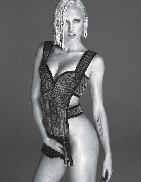 Η Μάιλι Σάιρους στην πιο αισθησιακή της φωτογράφιση -Ποζάρει ημίγυμνη με νέο λουκ [εικόνες] | iefimerida.gr 1