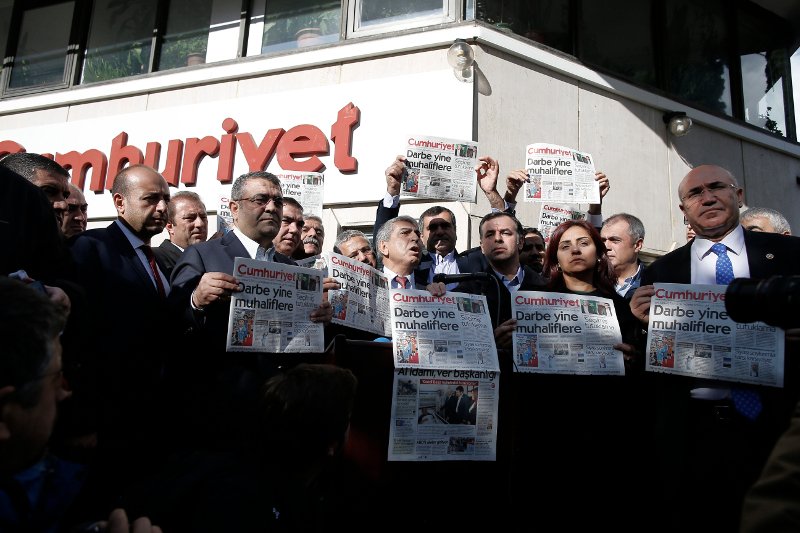 Τουρκία: Αρχίζει σήμερα η δίκη 17 δημοσιογράφων της Cumhuriyet για «τρομοκρατία» | iefimerida.gr 1