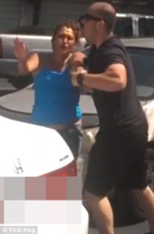 Σκηνή-σοκ: Εξαγριωμένος αστυνομικός εκτός υπηρεσίας αρπάζει γυναίκα απ' το σβέρκο και την πετάει με μανία πάνω σε αυτοκίνητο [βίντεο & εικόνες] | iefimerida.gr 0