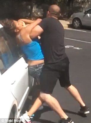 Σκηνή-σοκ: Εξαγριωμένος αστυνομικός εκτός υπηρεσίας αρπάζει γυναίκα απ' το σβέρκο και την πετάει με μανία πάνω σε αυτοκίνητο [βίντεο & εικόνες] | iefimerida.gr 1