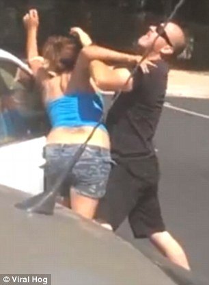 Σκηνή-σοκ: Εξαγριωμένος αστυνομικός εκτός υπηρεσίας αρπάζει γυναίκα απ' το σβέρκο και την πετάει με μανία πάνω σε αυτοκίνητο [βίντεο & εικόνες] | iefimerida.gr 2